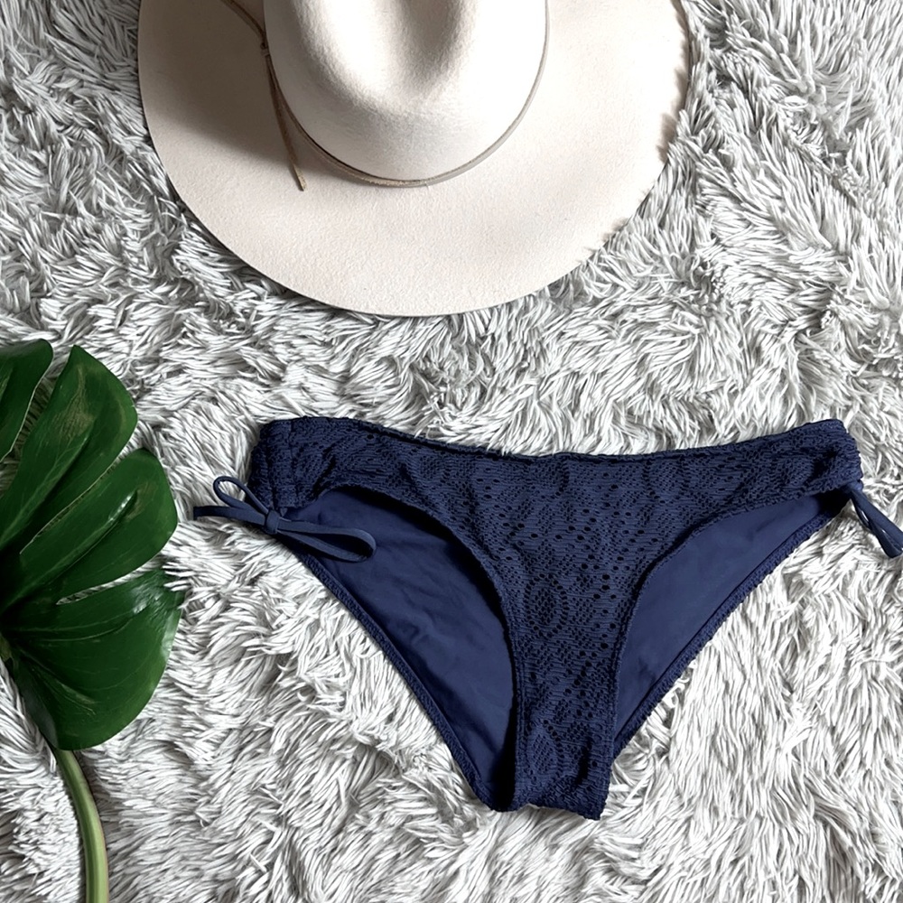 🌺h&m blue crochet bikini bottoms size 8